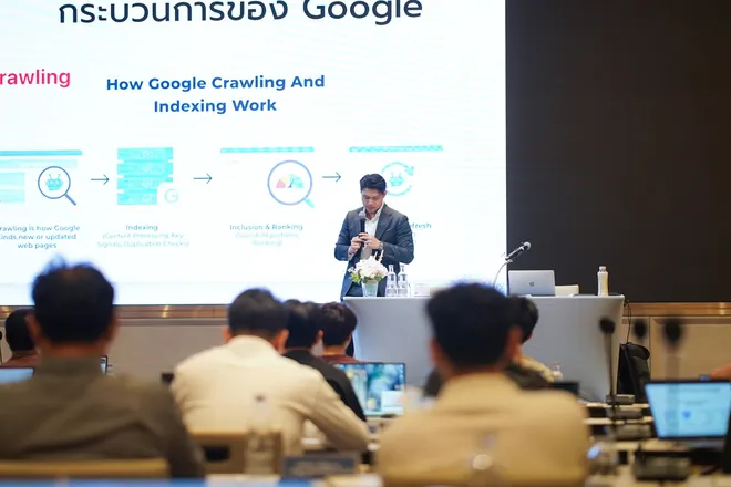 ผู้เรียนฟังบรรยายเรื่องกระบวนการทำงานของ Google